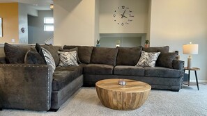 Smart TV, video games, offices, computer monitors - Ideal for both professionals and families, the Denver Chile House offers a fully furnished residence featuring four (4) welcoming bedrooms, a dedicated workspace for remote professionals, and a spacious kitchen table for quality family time. (Commerce City)