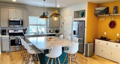 Ideal for both professionals and families, the Denver Chile House offers a fully furnished residence featuring four (4) welcoming bedrooms, a dedicated workspace for remote professionals, and a spacious kitchen table for quality family time.