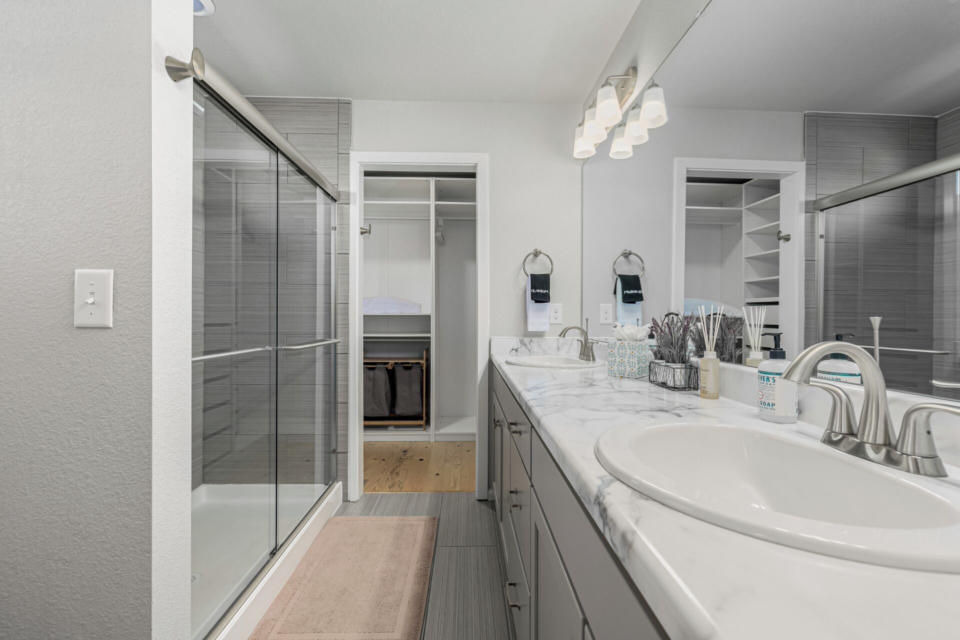 Hårføner og håndklær