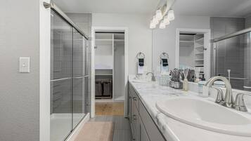 Hårføner og håndklær