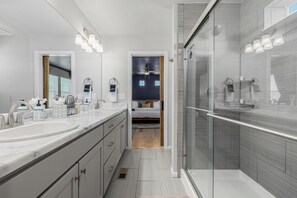 Hair dryer, towels - Ideal for both professionals and families, the Denver Chile House offers a fully furnished residence featuring four (4) welcoming bedrooms, a dedicated workspace for remote professionals, and a spacious kitchen table for quality family time. (Commerce City)