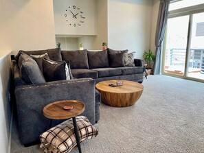 Smart TV, video games, offices, computer monitors - Ideal for both professionals and families, the Denver Chile House offers a fully furnished residence featuring four (4) welcoming bedrooms, a dedicated workspace for remote professionals, and a spacious kitchen table for quality family time. (Commerce City)