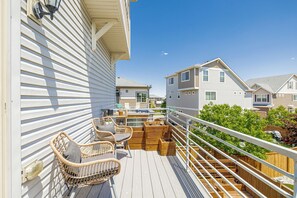 Property grounds - Ideal for both professionals and families, the Denver Chile House offers a fully furnished residence featuring four (4) welcoming bedrooms, a dedicated workspace for remote professionals, and a spacious kitchen table for quality family time. (Commerce City)