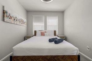 4 bedrooms, iron/ironing board, travel cot, free WiFi - Monthly Stays! Denver Chile House (Commerce City)