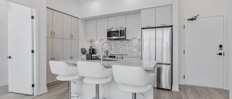 Kühlschrank, Mikrowelle, Ofen, Herdplatte