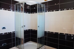Séchoir à cheveux, bidet, serviettes fournies, savon