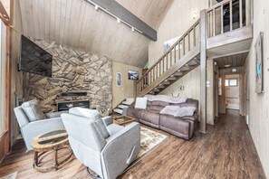 Smart TV, fireplace - Blue Jay Cabin - Location Goals + Tub Time (Shaver Lake)