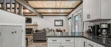 ثلاجة، ميكروويف، فرن، موقد طهي مسطح