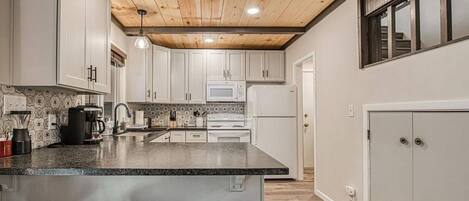 Kylskåp, mikrovågsugn, ugn och spishäll