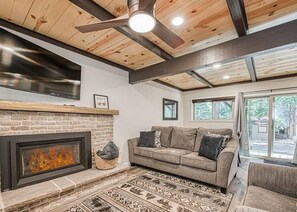 Smart-tv och eldstad