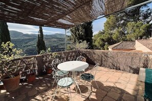 Outdoor dining - El Pino Retreat Apartment (Albuñuelas)