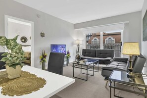 TV, books - 1 Bedroom Furnished Apartment at Penn Quarters (Washington)