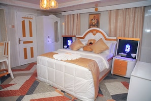 Luksushuone | 5 makuuhuonetta, työpöytä