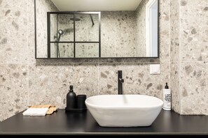 City-Apartment | Badezimmer | Dusche, Regendusche, Designer-Toilettenartikel, Haartrockner