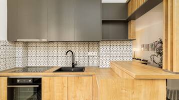 Apartamento City | Cocina privada | Frigorífico grande, máquina de café espresso y cafetera o tetera