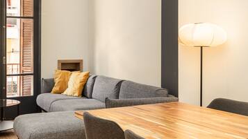 Apartamento City | Zona de estar | Smart TV de 40 pulgadas con canales por cable