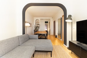 Appartement Ville | Coin séjour | TV connectée de 40 pouces avec chaînes par câble
