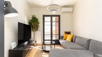 Apartamento City | Zona de estar | Smart TV de 40 pulgadas con canales por cable