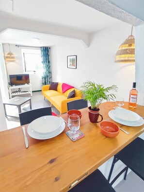 Dining - Historic Vineyard Retreat - 1785 Country Cottage in Peral (Peral)