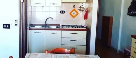 Réfrigérateur, cafetière/bouilloire