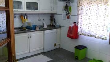 Kühlschrank, Mikrowelle, Kochgeschirr/Geschirr/Besteck