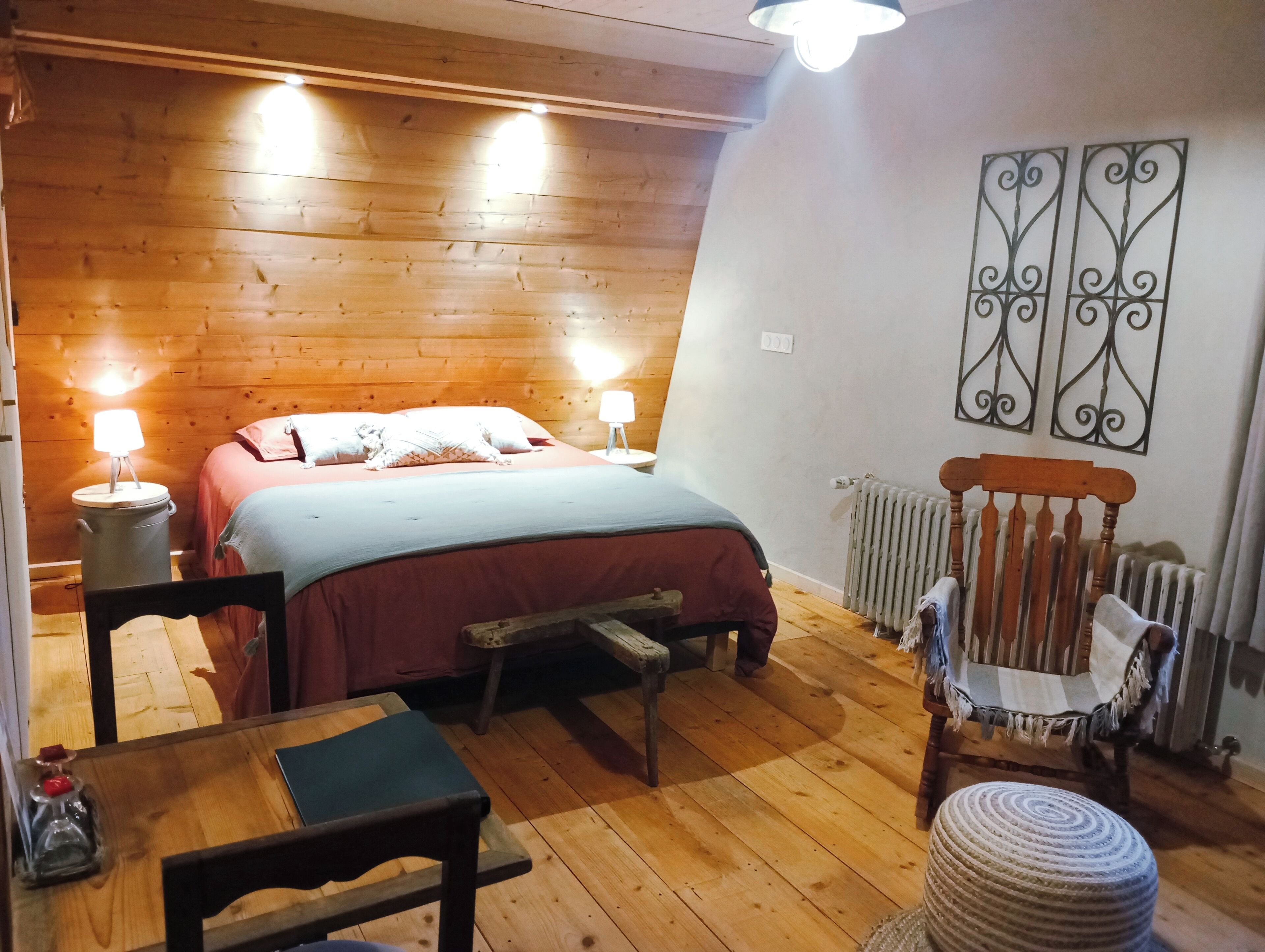 トラディショナル ルーム クイーンベッド 1 台 | 1 室のベッドルーム、客室ごとに異なるインテリア、WiFi (無料)、ベッドシーツ