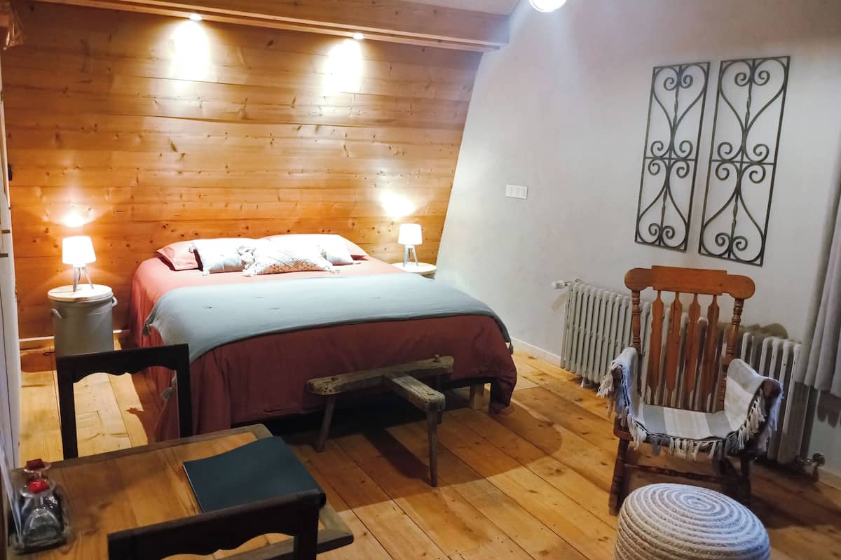 トラディショナル ルーム クイーンベッド 1 台 | 1 室のベッドルーム、客室ごとに異なるインテリア、WiFi (無料)、ベッドシーツ