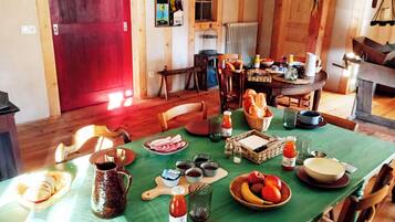 Petit déjeuner complet compris tous les jours