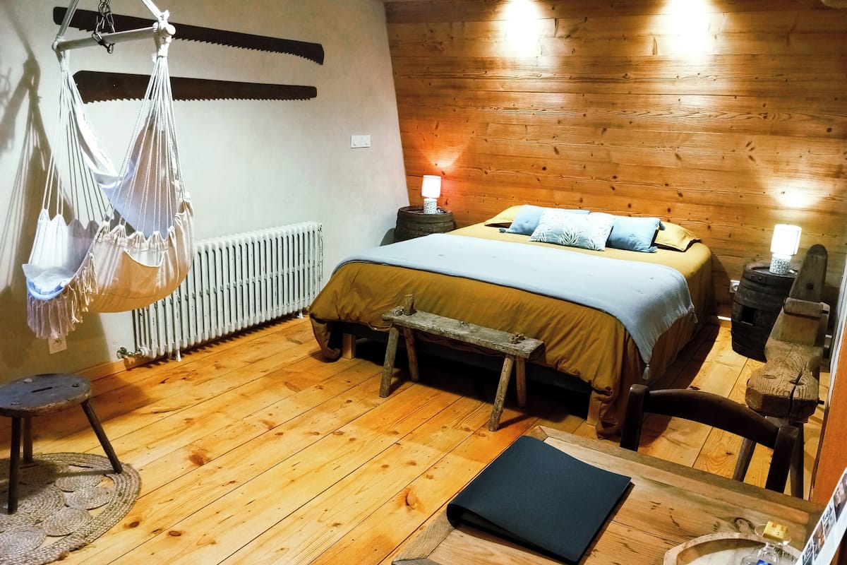 Traditional Room, 1 Queen Bed | 1 bedroom, individually furnished, free WiFi, bed sheets