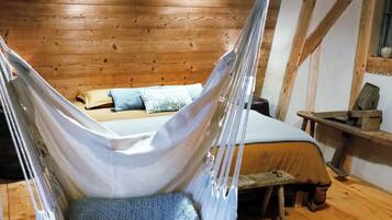 Traditional Room, 1 Queen Bed | 1 bedroom, individually furnished, free WiFi, bed sheets