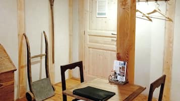 Chambre Tradition, 1 grand lit | 1 chambre, ameublement personnalisé, Wi-Fi gratuit, draps fournis