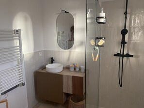 Dusche, Haartrockner, Handtücher, Seife