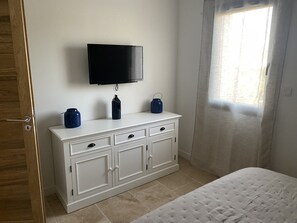 3 bedrooms, iron/ironing board, travel cot, free WiFi
