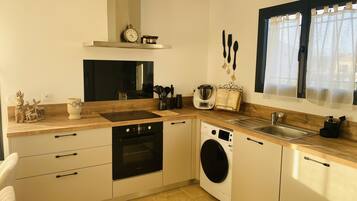 Een koelkast, een microgolfoven, een oven, een kookplaat