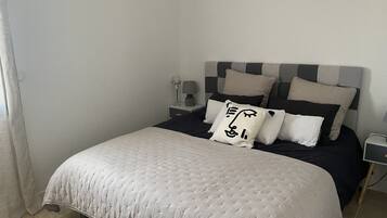 3 slaapkamers, een strijkplank/strijkijzer, reisbedje, gratis wifi