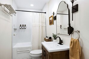 Dusche, Haartrockner, Handtücher