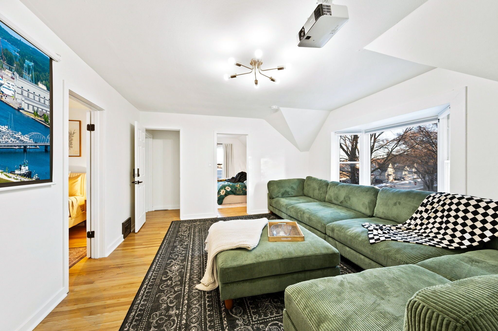 Smart TV, libros y oficina 