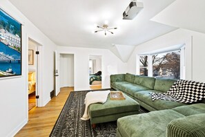 Una Smart TV, libros, una oficina