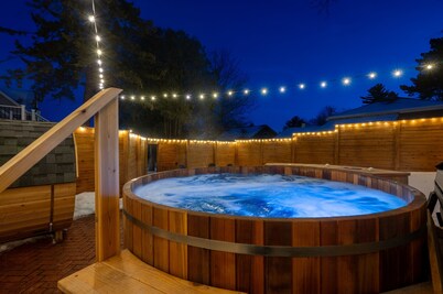 House By The Bay| Cedar Hot Tub & Sauna