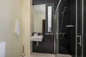 Vila Basic | Kamar mandi | Shower, pengering rambut, handuk, dan sabun