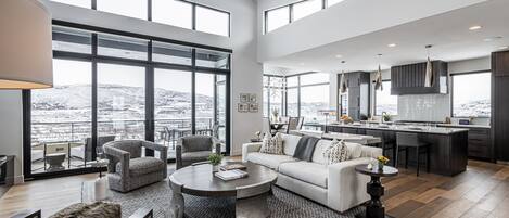 Una Smart TV, una chimenea, una oficina, una pantalla de ordenador