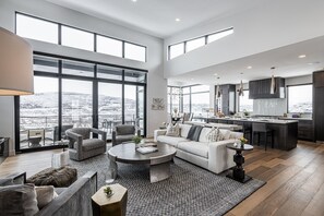 Een smart-tv, een open haard, een kantoor en een computerscherm