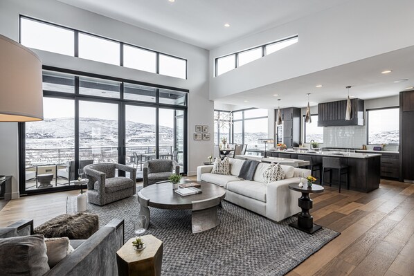 Una Smart TV, una chimenea, una oficina, una pantalla de ordenador