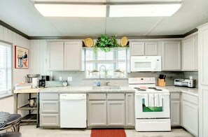 冷蔵庫、電子レンジ、オーブン、コンロ