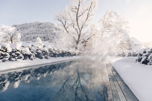 Innenpool, 2 Außenpools, Sonnenschirme, Liegestühle