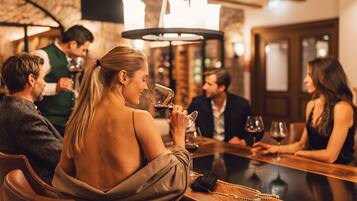 2 Restaurants; Mittagessen und Abendessen werden serviert