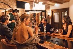 2 restaurantes; se sirve almuerzo y cena