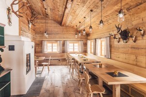 2 restaurants, lunch, dinner served; Regional cuisine