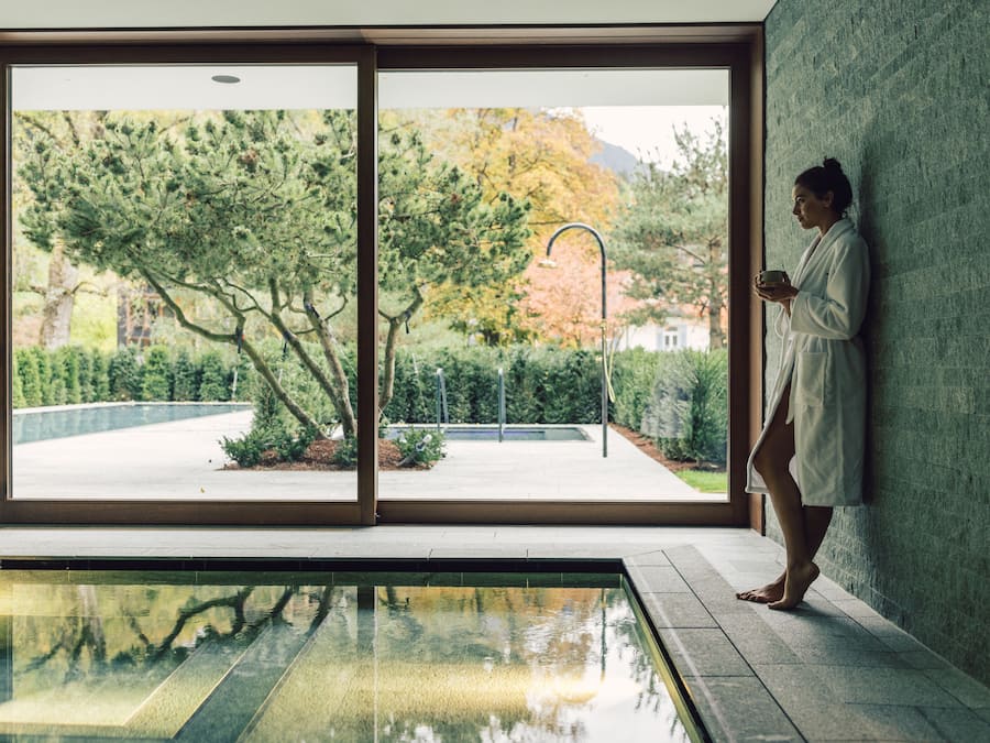 Una piscina cubierta, 2 piscinas al aire libre, sombrillas, tumbonas