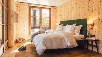 Superior Room | 1 bedroom, in-room safe, desk, blackout drapes